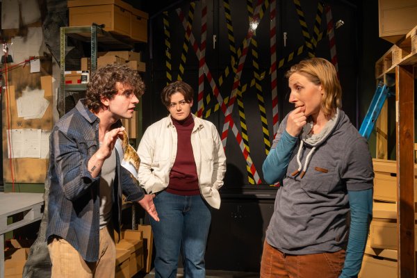 Am Rand (Ein Protokoll) (2025): Alex Leschinsky, Ricco König, Claudia Stühle